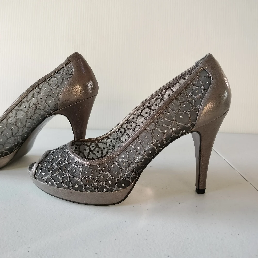 Adrianna Papell Foxy Silver Embellished Mesh Heels Pumps 8.5 Wedding Formal
